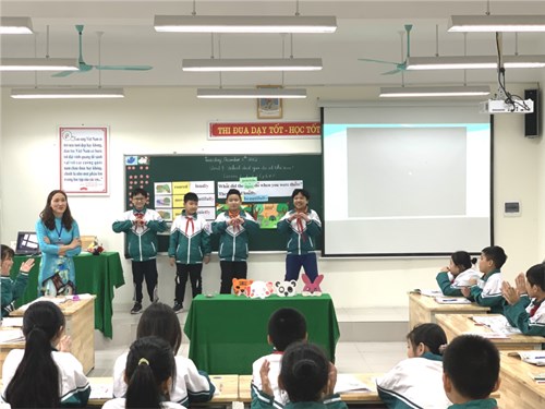 Tiết Tiếng Anh nói về chủ  điểm Động vật,  tham gia Hội thi Giáo viên giỏi cấp Huyện của cô giáo Bùi Thị Thu Hương và các bạn học sinh lớp 5B